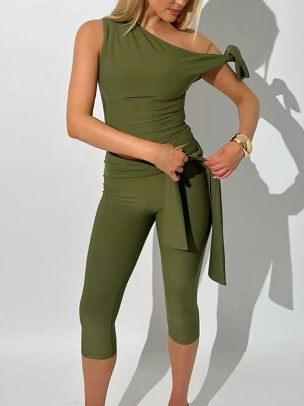 One-shoulder Tie-knot Top and Capris Set