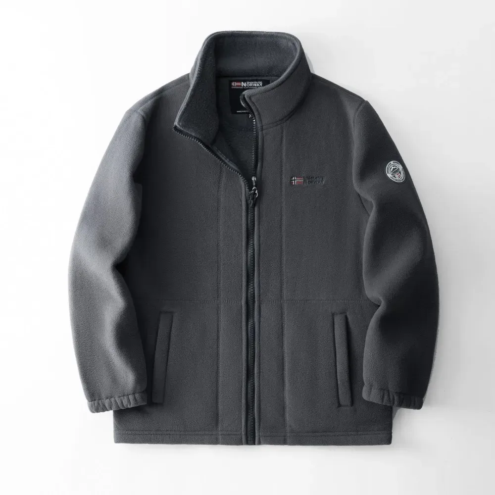 Aus 100 % Merinowolle gefertigt, ist sie weich auf der Haut, schnüffelt nicht und hält jahrzehntelang. Bedingungslose Geld-zurück-Garantie! Schluss mit dicker Kleidung! Diese Jacke ist wärmer als jede Daunenjacke!