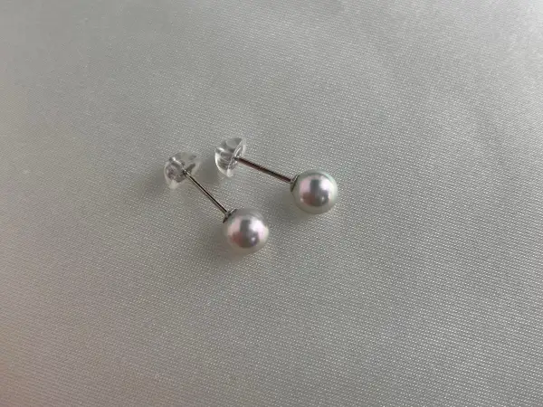 Refined Pearl Stud Earrings