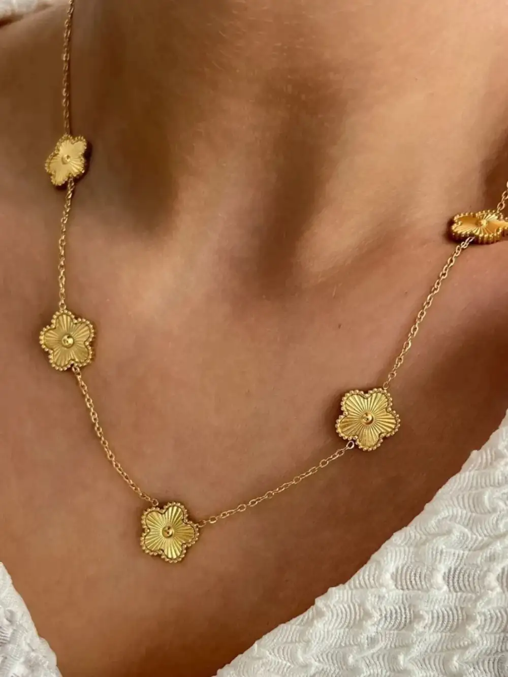 Chain Detail Floral Pendant Necklace