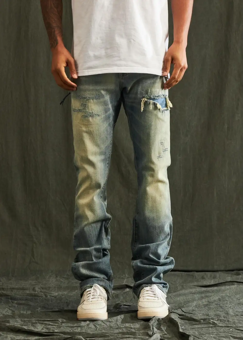 Distressed Straight Fit Jeans