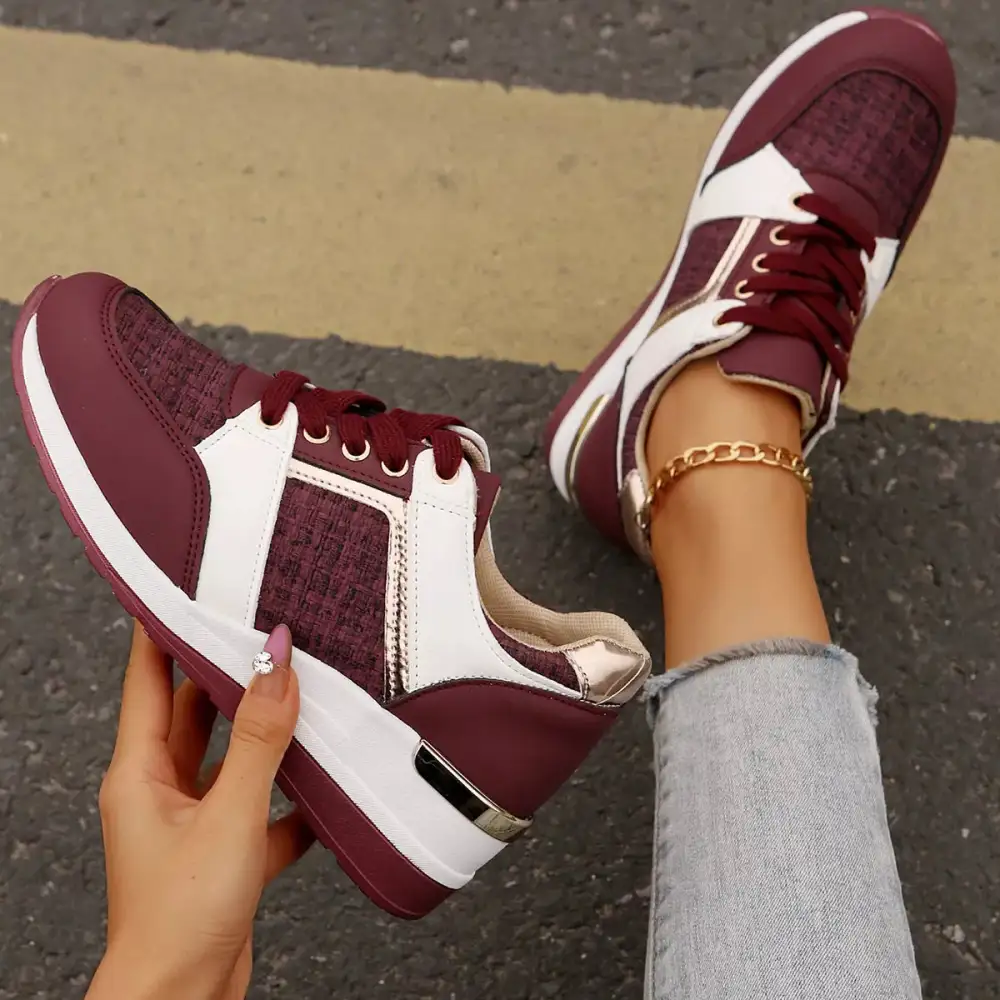 Relaxed Round Toe Lace-Up Sneakers
