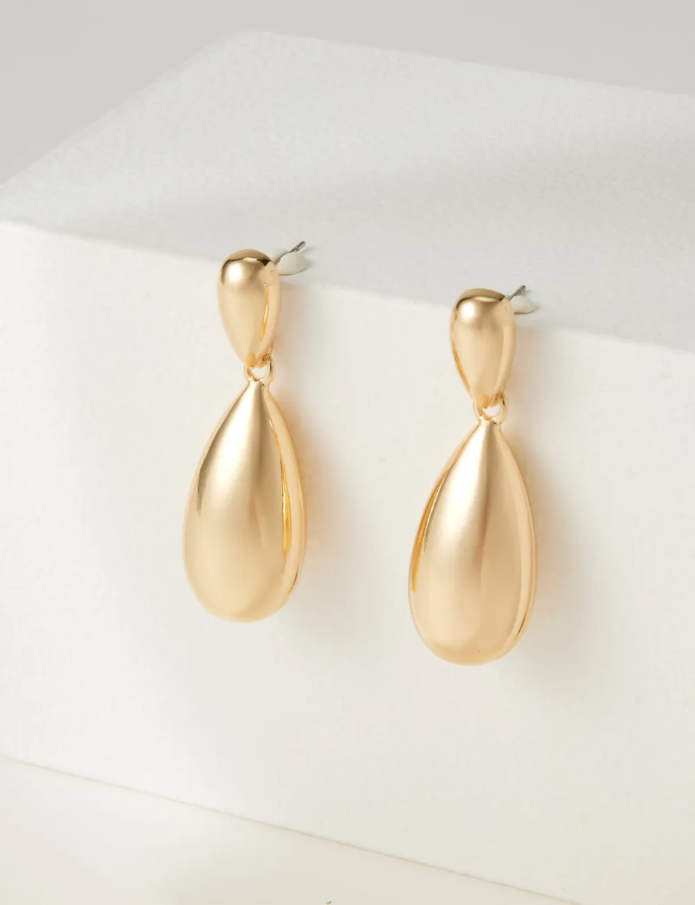 Creative And Slightly Swaying Teardrop-Shaped Gold Earrings
