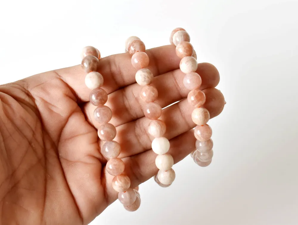 Minimal Charm Bracelet Detail Pink