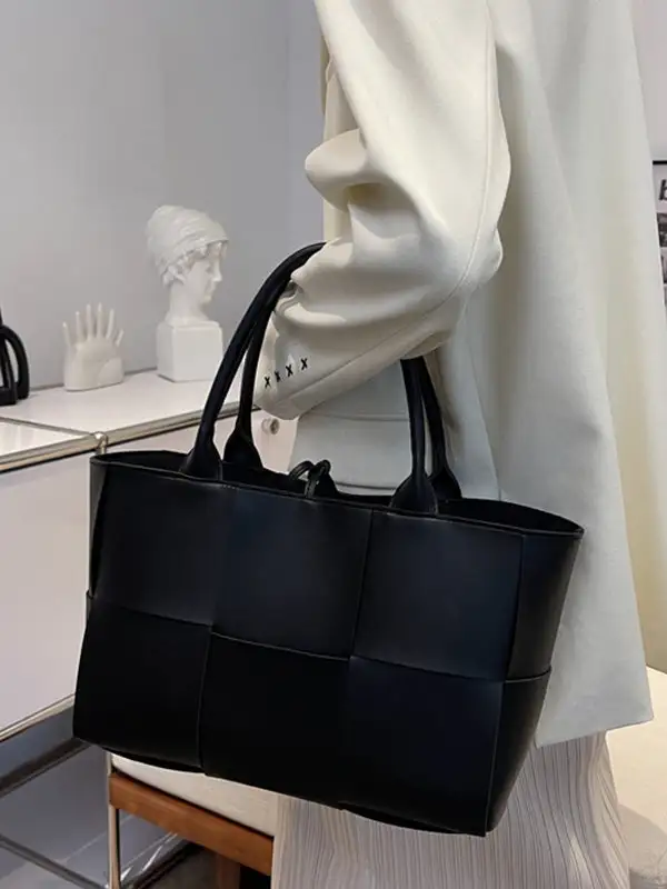 Versatile Woven Vintage Shoulder Bag