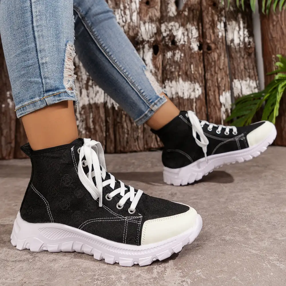 Relaxed Lace-Up Round Toe Sneakers