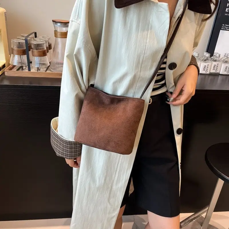 Compact Retro Handbag with Pendant