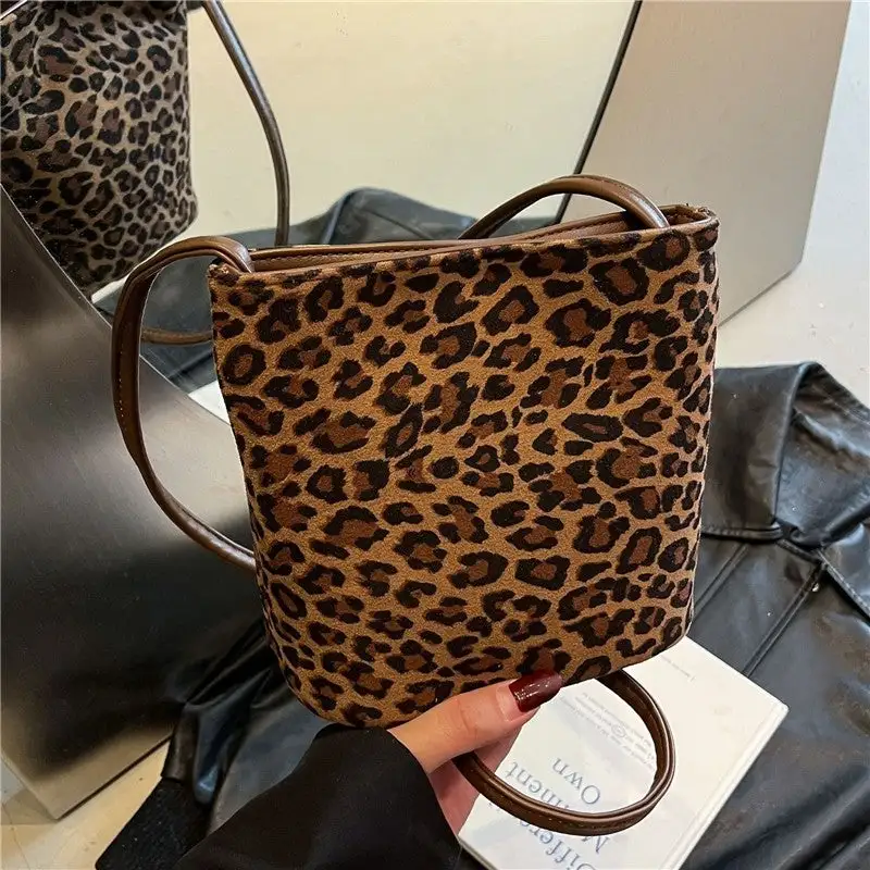 Compact Retro Handbag with Pendant