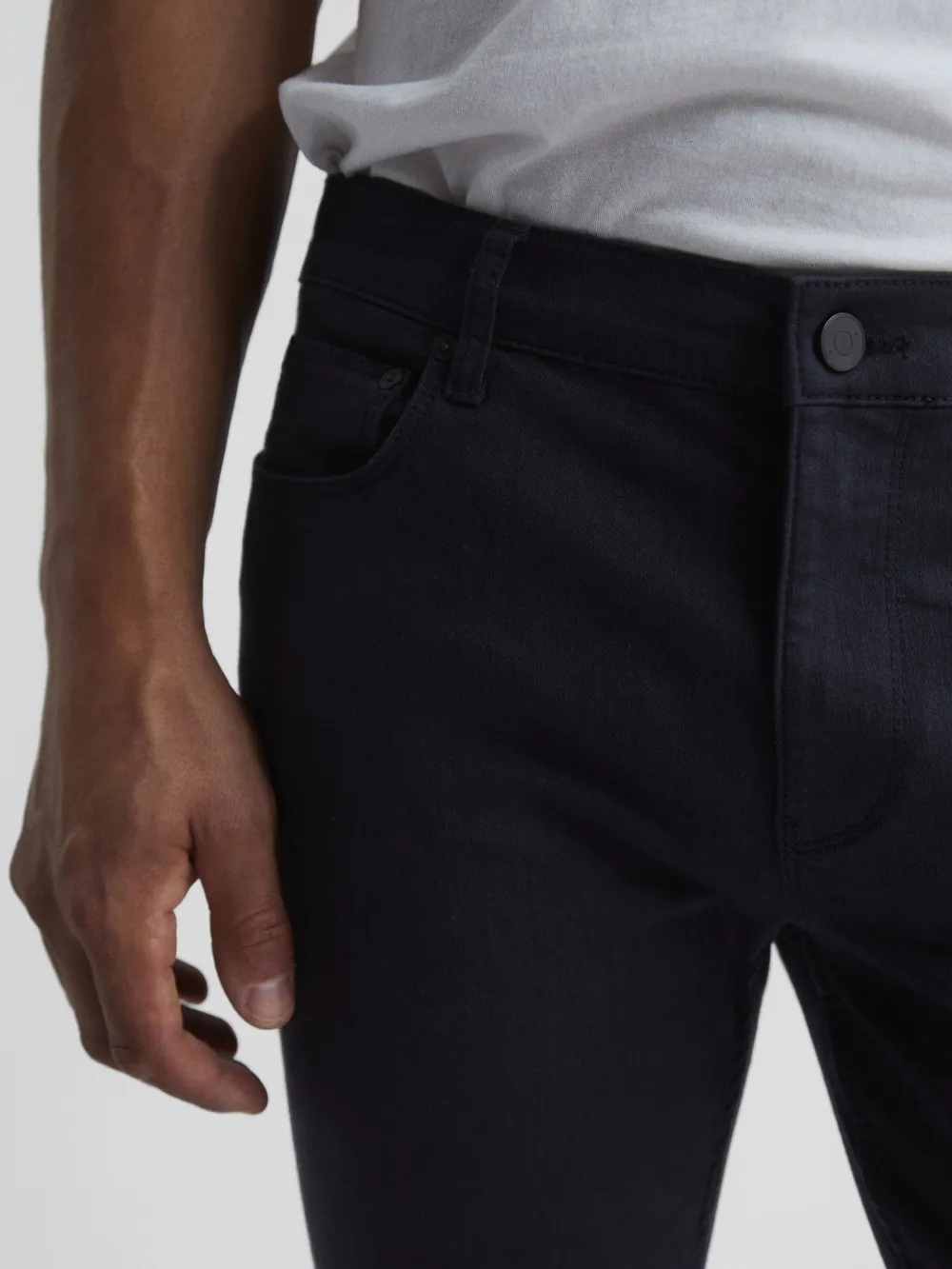 Stylish Low-Profile Mid-Rise Men's Jeans