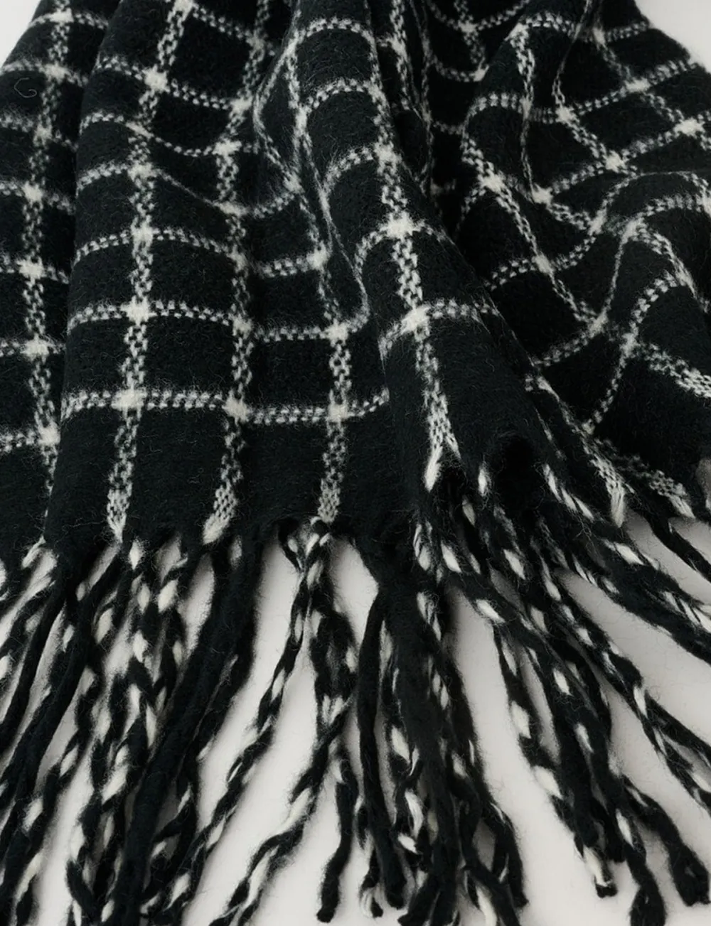 Fashionable Black And White Checkered Scarf
