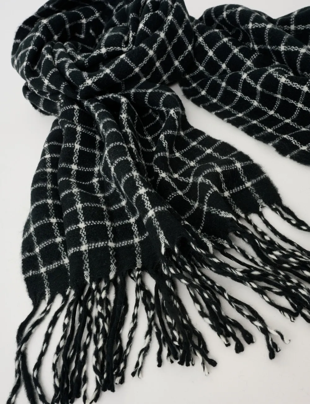 Fashionable Black And White Checkered Scarf