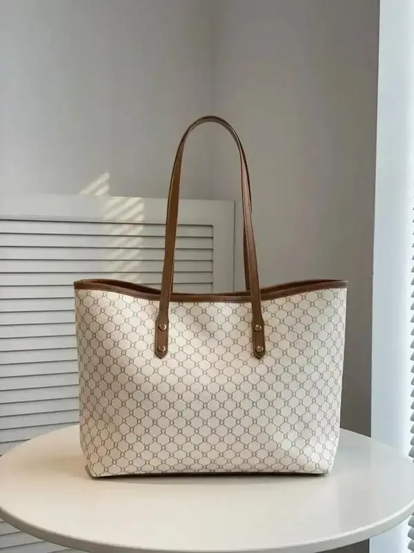 Fashionable Large Capacity Shoulder Bag