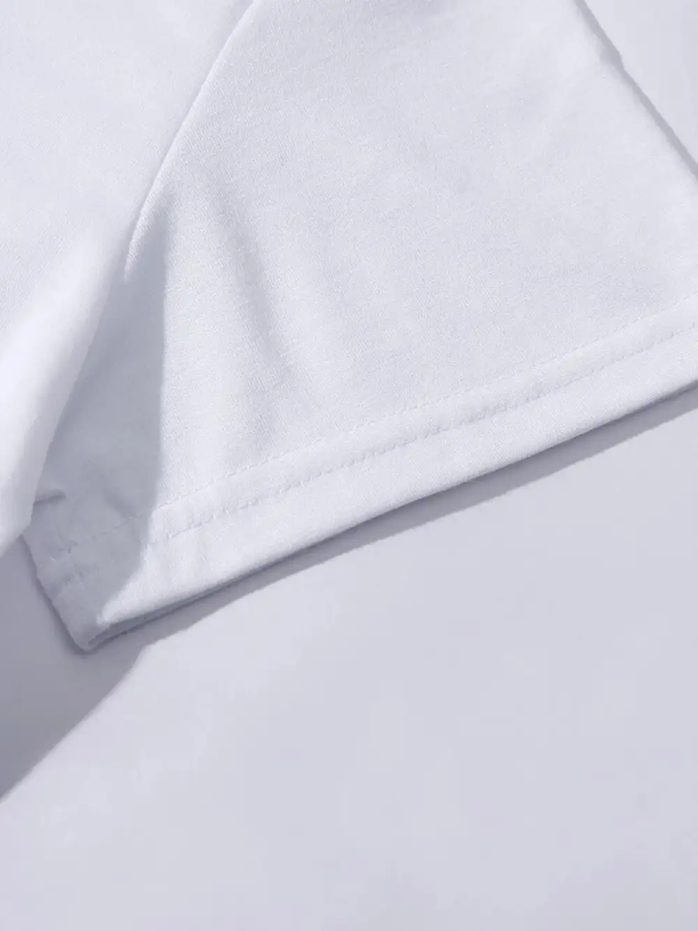 Tailored Round-Neck Short-Sleeve Graphic T-Shirt