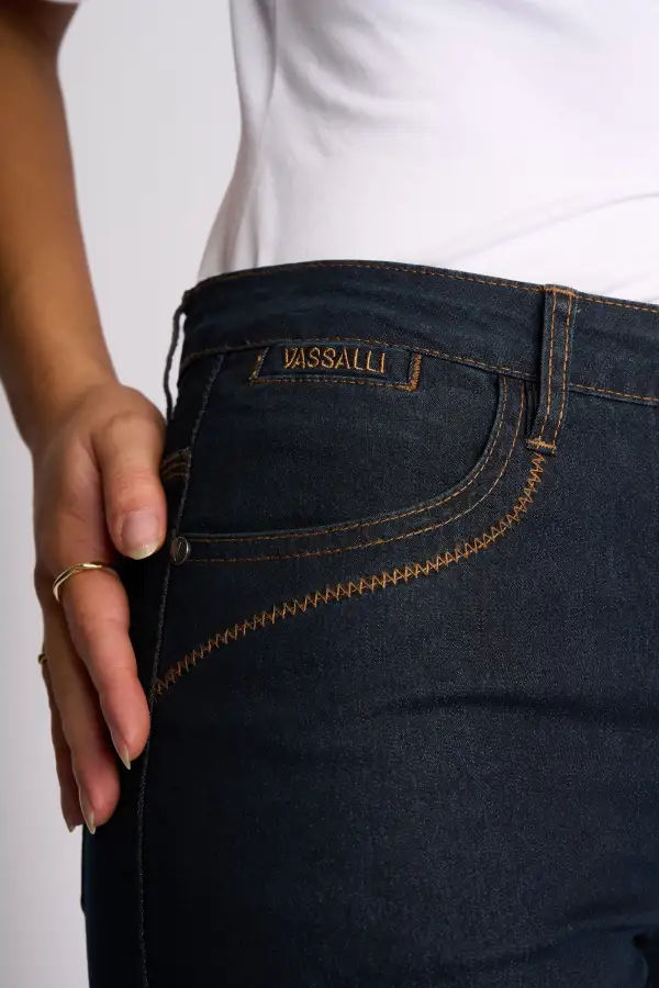 Women's Straight-Leg Stretch Denim Shorts
