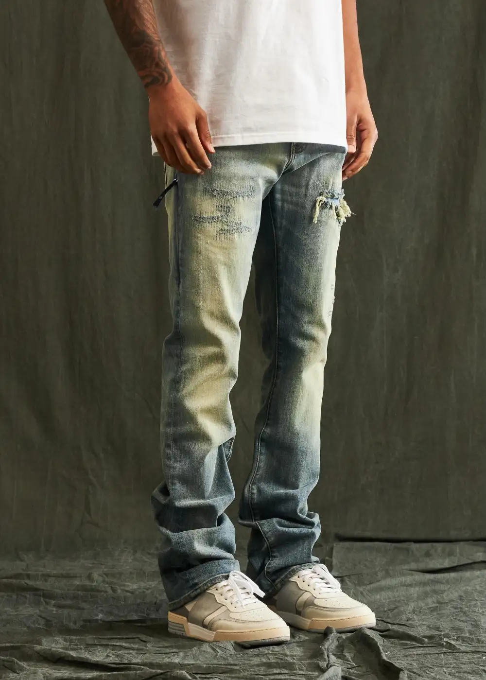 Distressed Straight Fit Jeans