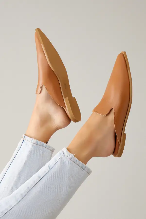Classic Closed-Toe Leather Mule