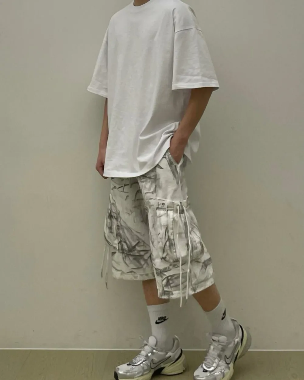 Streamlined Relaxed Distressed Longline Cargo Shorts