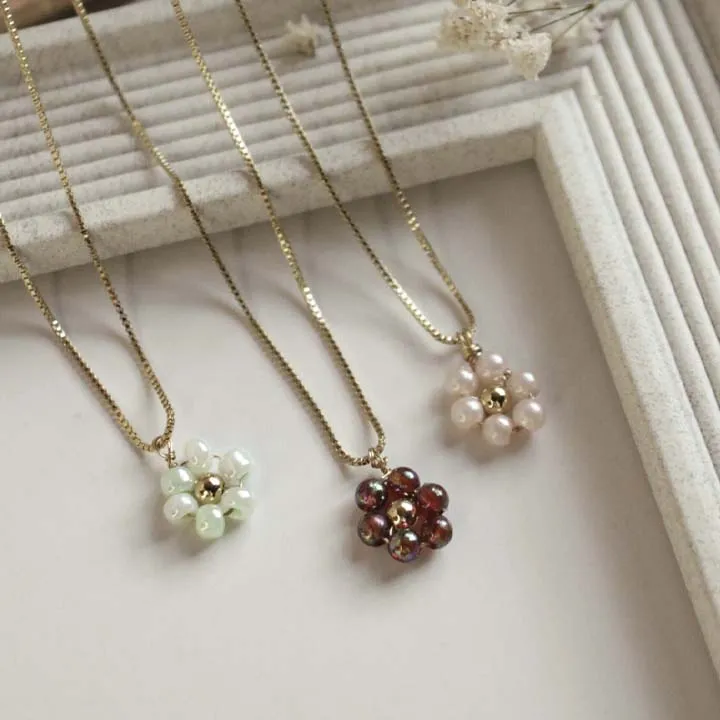 Classic Flowers Necklace