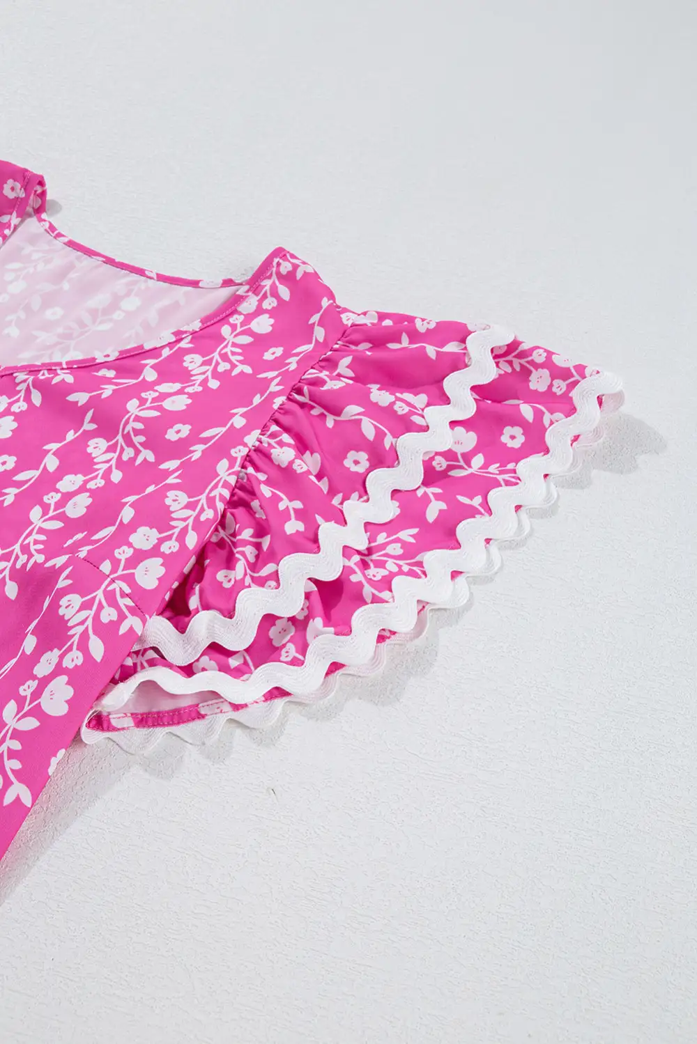 Everyday Floral Ruffled V-Neck Blouse