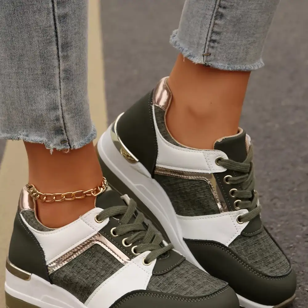 Relaxed Round Toe Lace-Up Sneakers