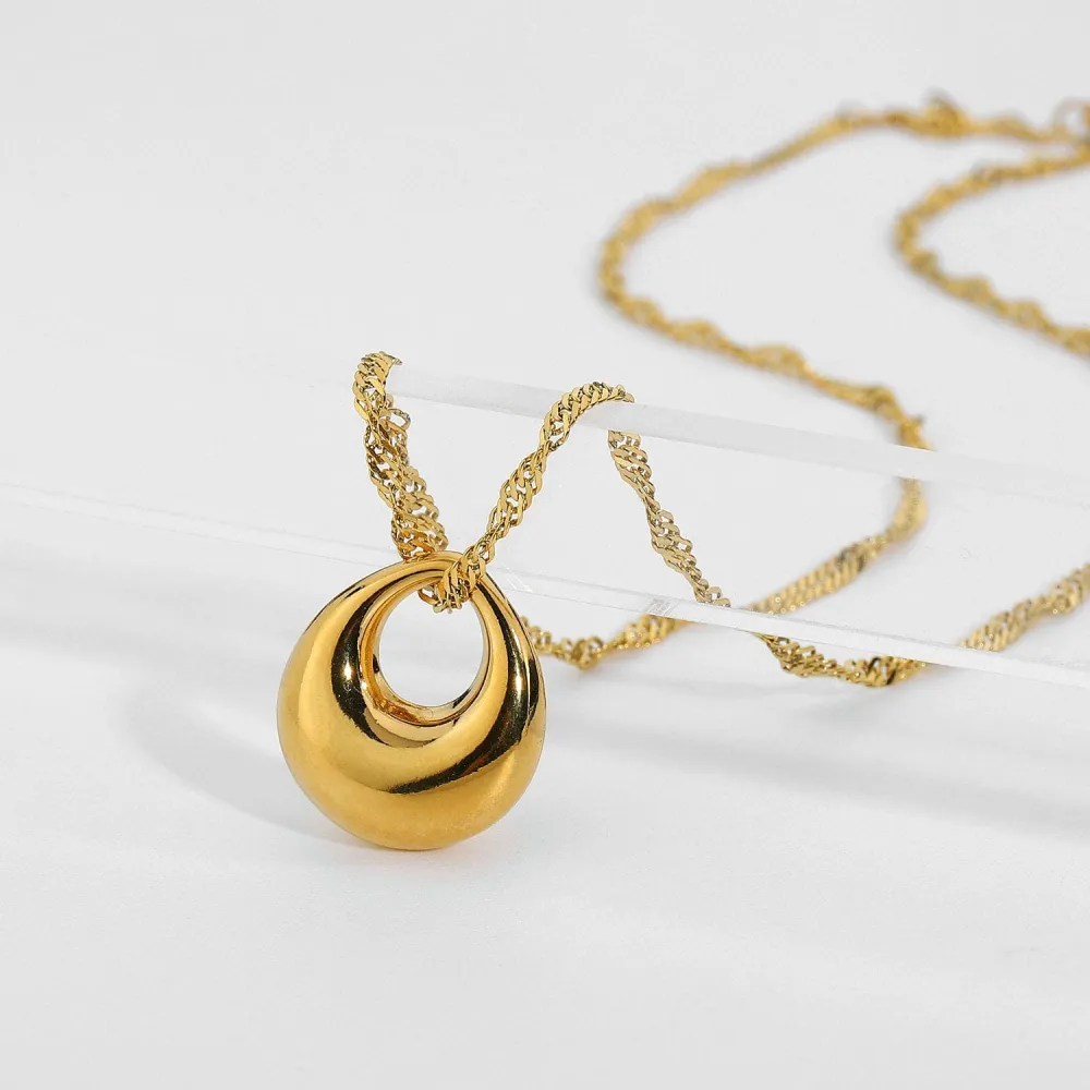 Graceful Pendant Chain Necklace