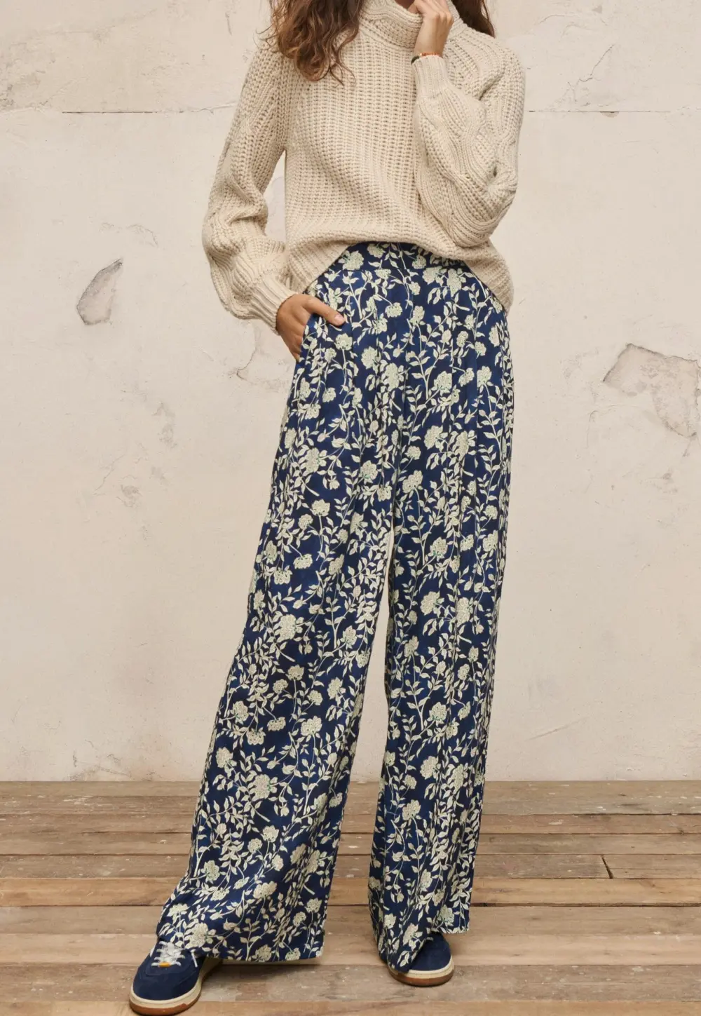 Wide-leg printed trousers
Linen & viscose