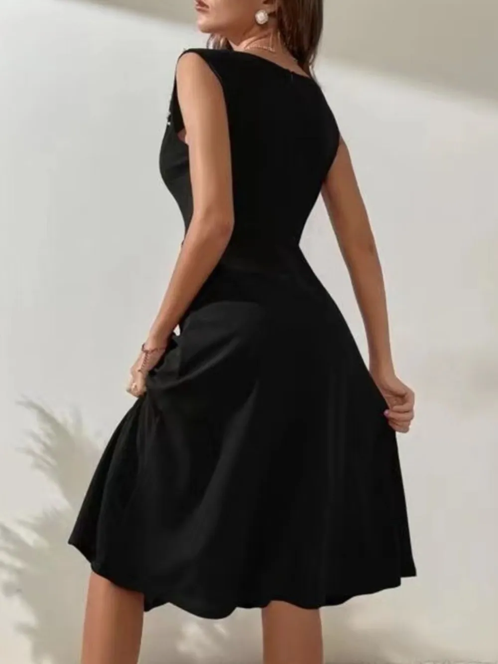 Polished Detail Sleeveless Midi Dress
