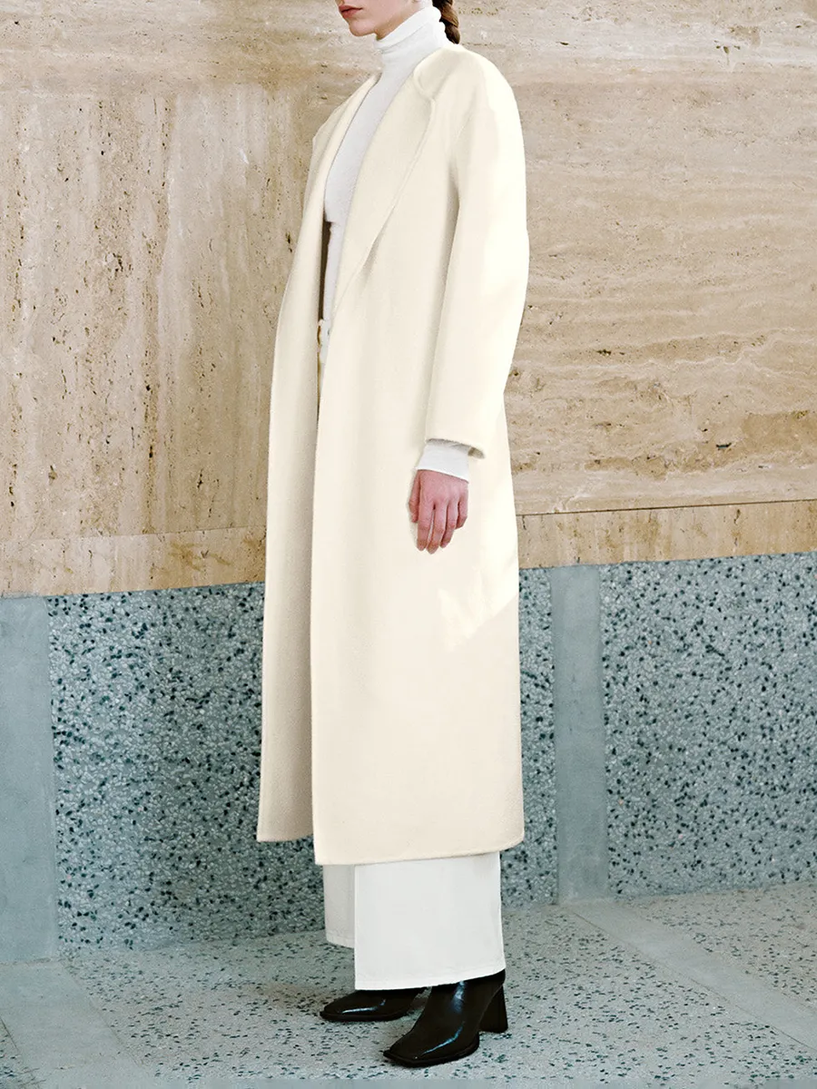 A Long White Elegant Trench Coat With A Large Lapel For Ladies