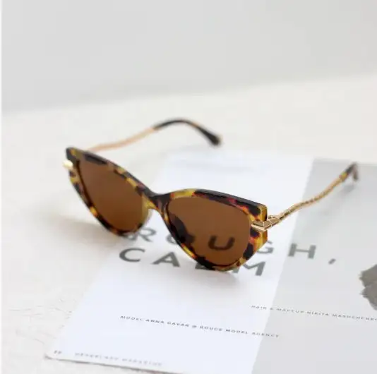 Retro Cat Eye Sunglasses with Accents