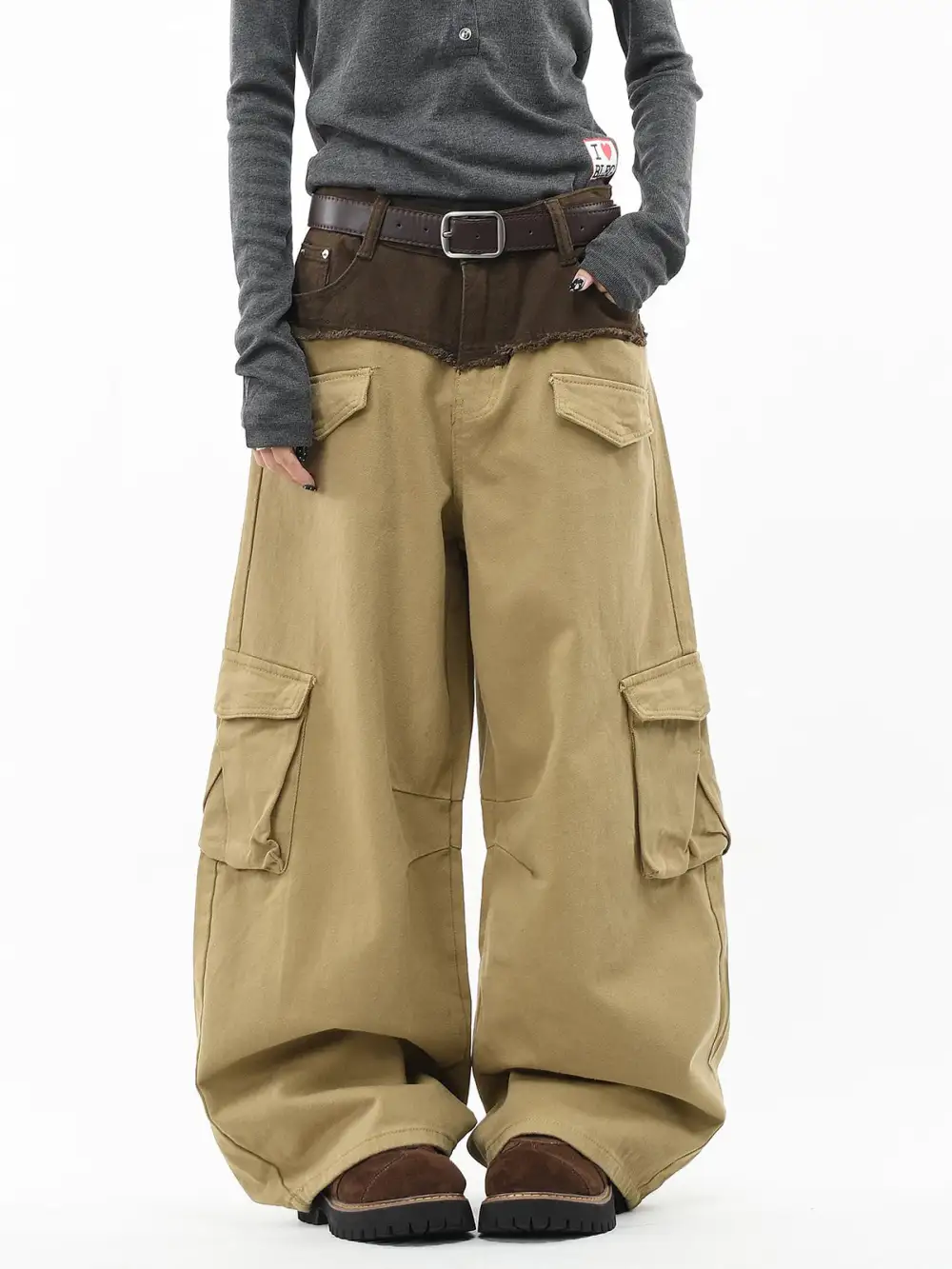 Curved-Cut Contrast-Detail Cargo Pants