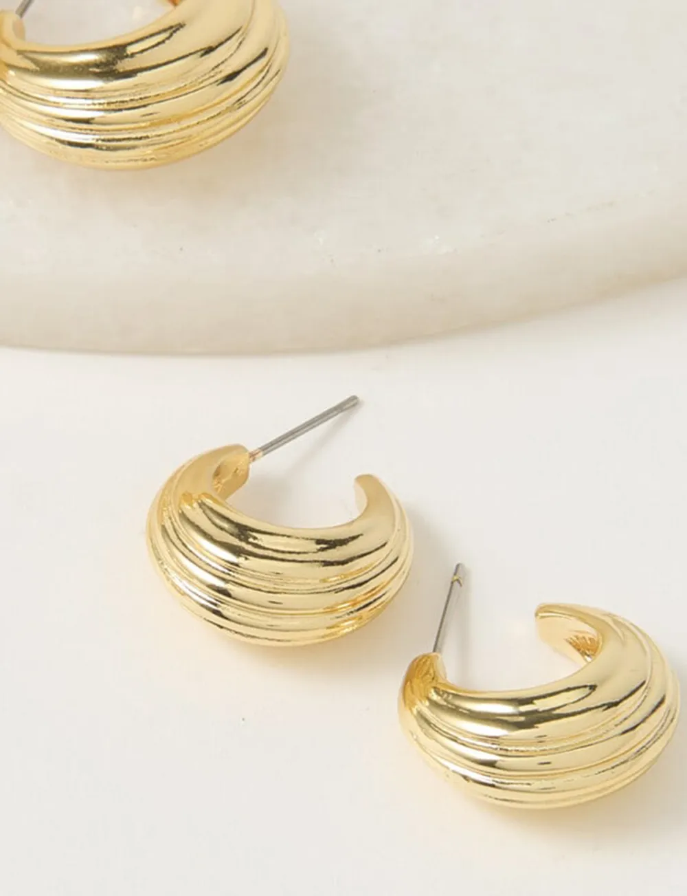 Exquisite Low-Key Small Ribbed Creative Gold Earrings